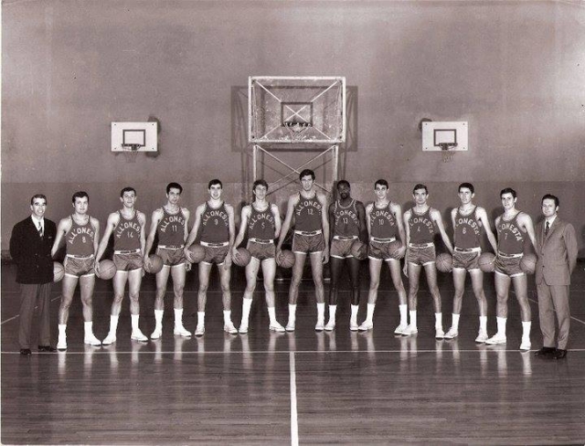 La Formazione della Pallacanestro All'Onestà Milano 1968/69. Si riconoscono Tracuzzi, Bulgheroni, De Rossi, Gatti, Zanatta, Nizza, Bovone, Isaac, Bertolotti, Vatteroni, Gurioli, Albonico e Giovanni Milanaccio.